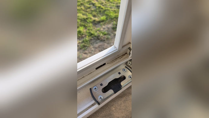 Praf depus pe tocul ferestrei unei case noi de la sat