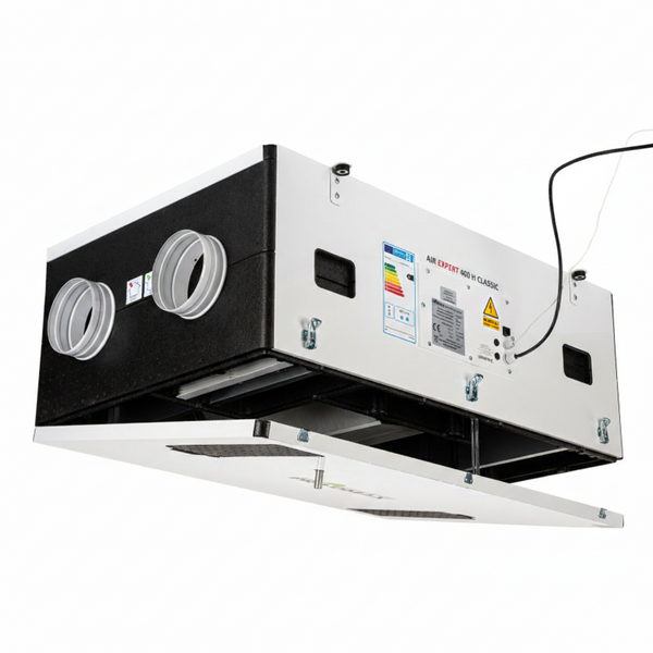 Sistem de ventilație cu recuperare de căldură și panou de control digital cu ecran tactil, set complet pe fundal alb.