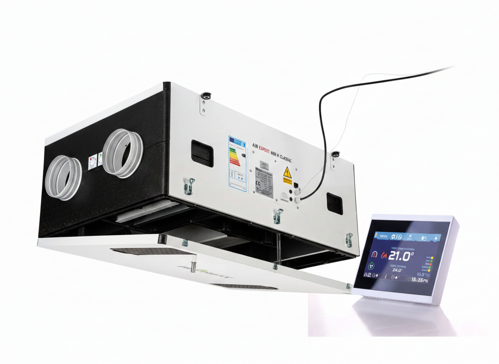Sistem de ventilație cu recuperare de căldură și panou de control digital cu ecran tactil, set complet pe fundal alb.