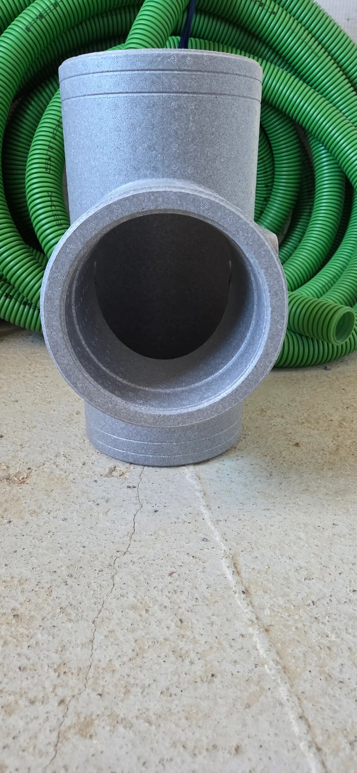 teu universal fara clapeta din eps gri vedere lateral orificiu intrare 160 mm poza realizata de smartvent romania - tub flexibil ventilație antistatic - Smartvent.ro Baia Mare