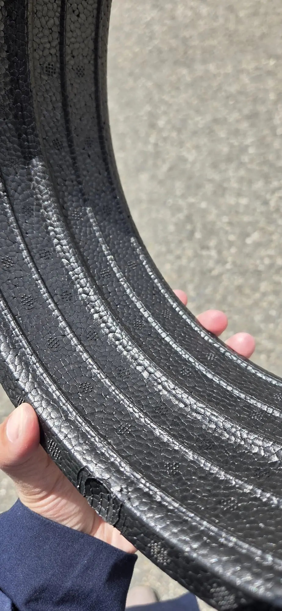 conector EPP negru vedere material interior tinand in mana poza reala smartvent - sistem de ventilație cu recuperare de căldură - Smartvent.ro Baia Mare
