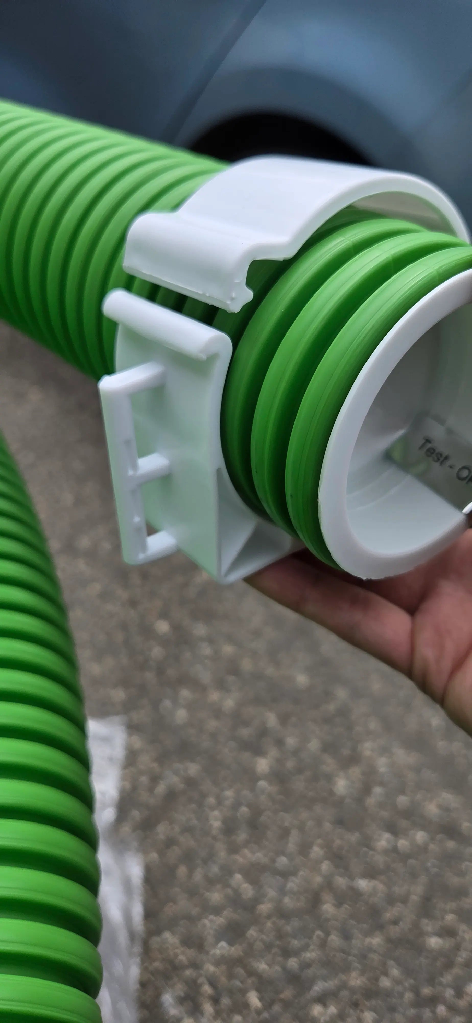inel de prindere alb pe tub flexibil verde poza reala smartvent romania - tub flexibil ventilație antistatic - Smartvent.ro Baia Mare
