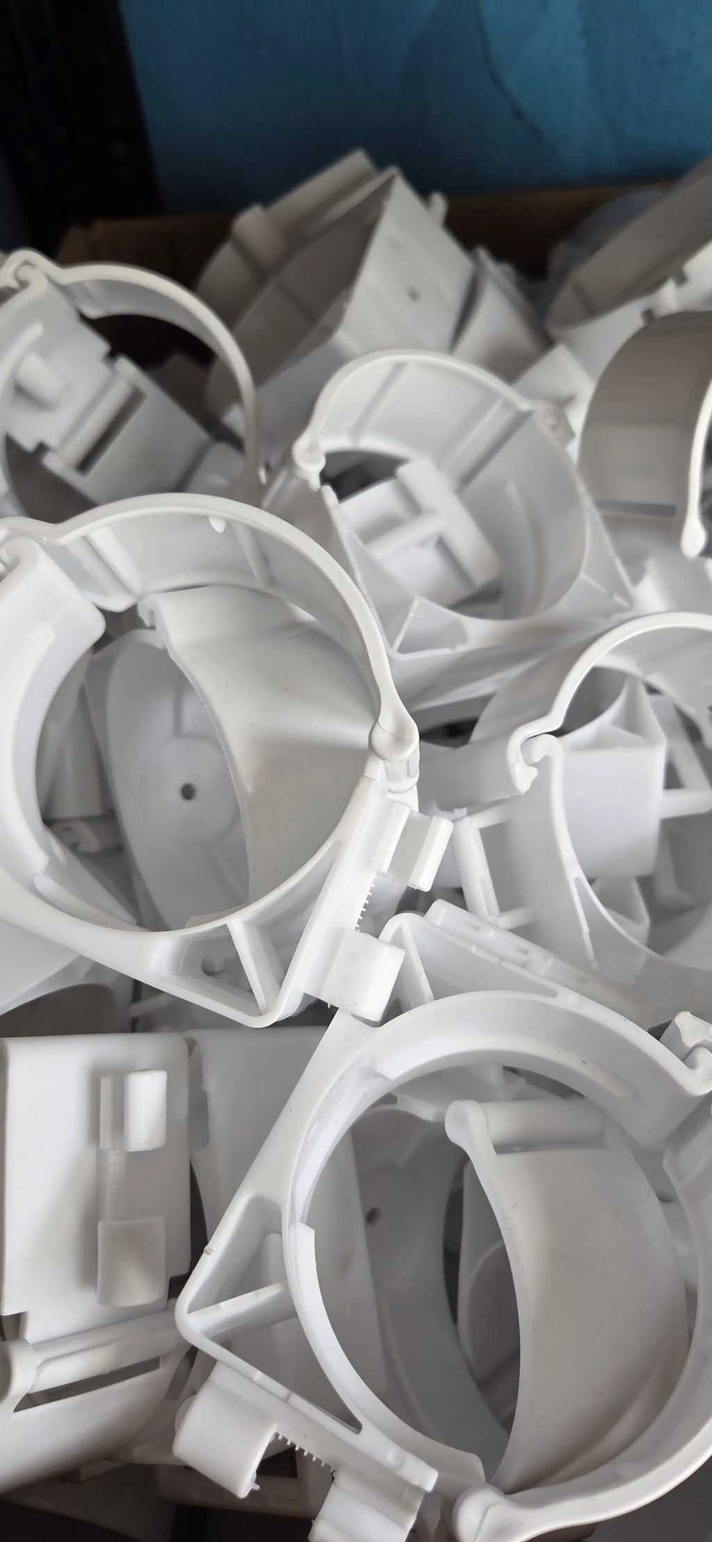 Clemă prindere tub flexibil Ø75 mm alb – SmartVent