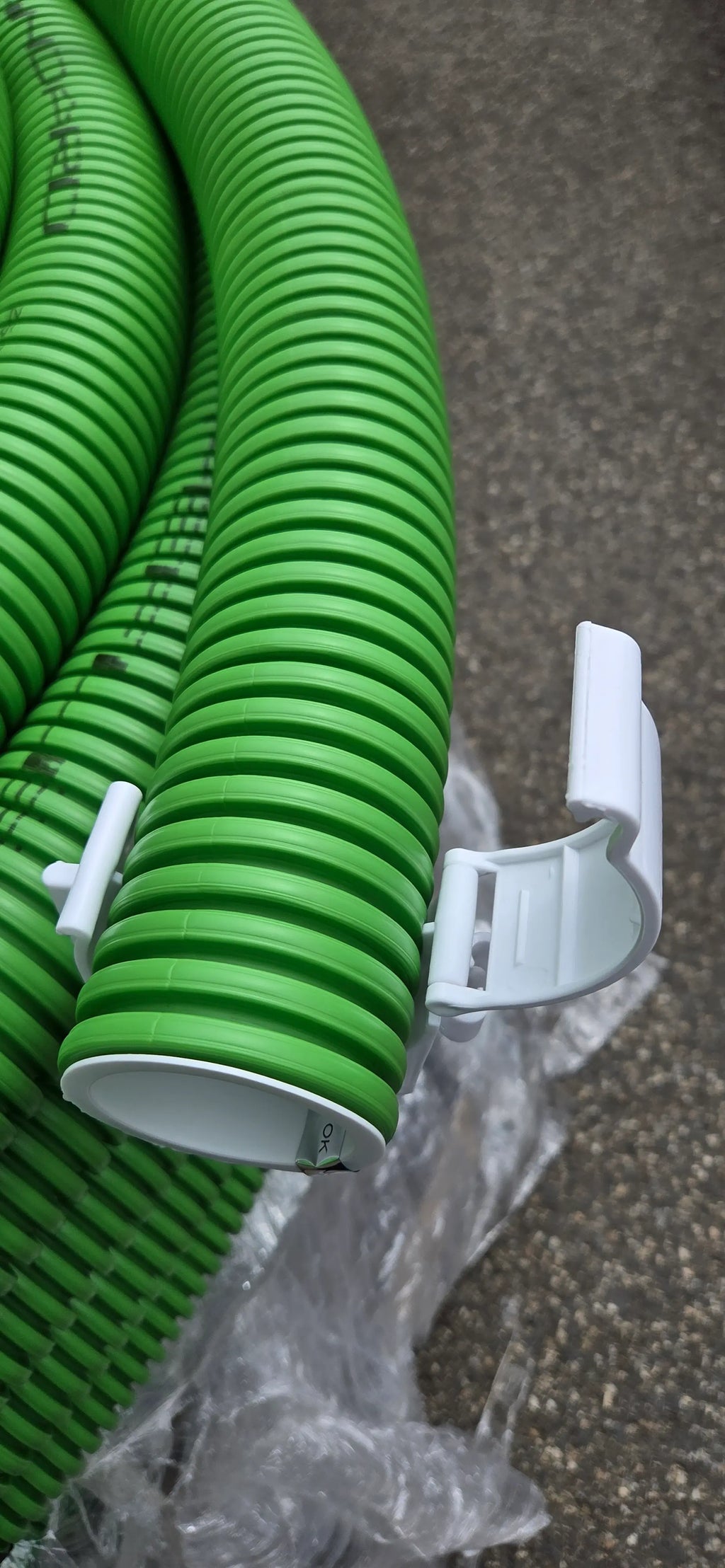 Clemă prindere tub flexibil Ø75 mm alb – SmartVent