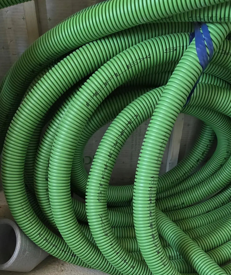tub fleixibil verde de 90mm pentru sistem de ventilatie pe sentier inainte de montar de echipa smartvent maramures- poza apartine smartvent romania - sistem de ventilație cu recuperare de căldură - Smartvent.ro Baia Mare