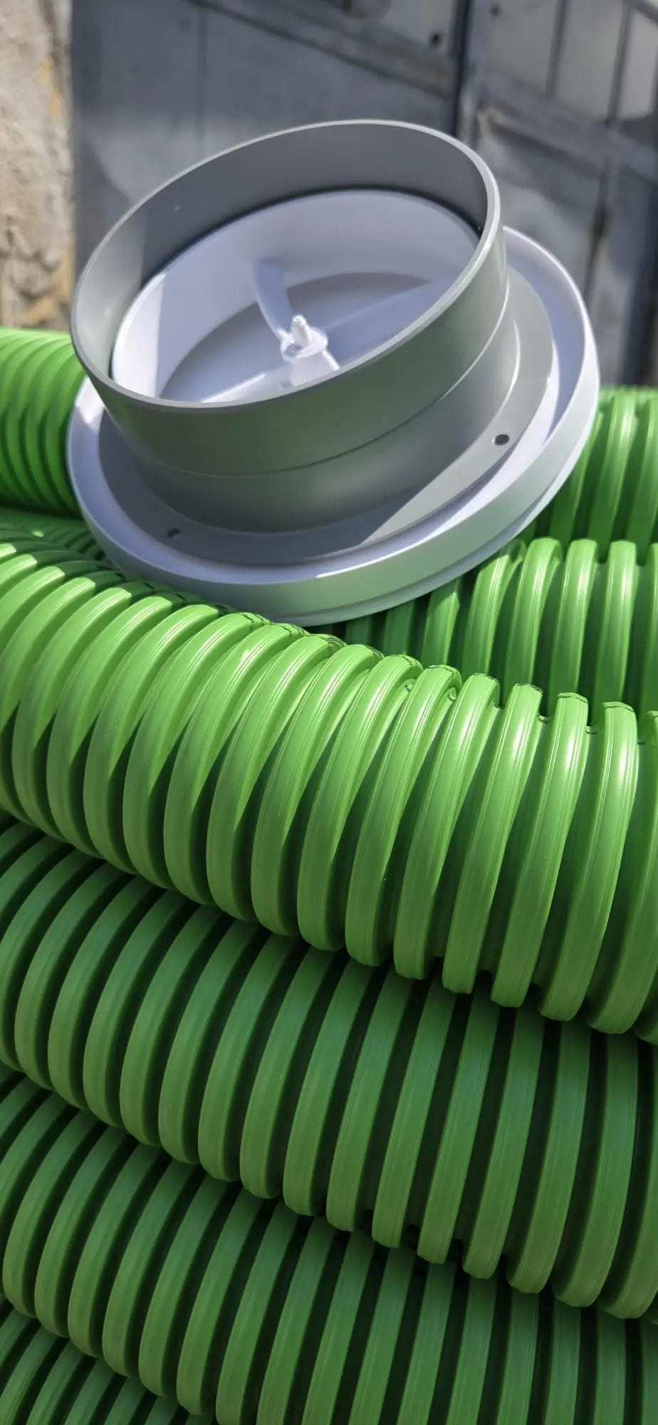 verso anemostat rotund alb pe tuburi flexibile verzi poza reala smartvent 