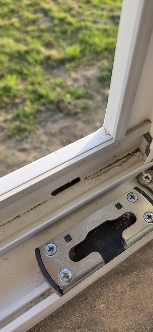 Praf depus pe tocul unei ferestre într-o casă nouă de la sat