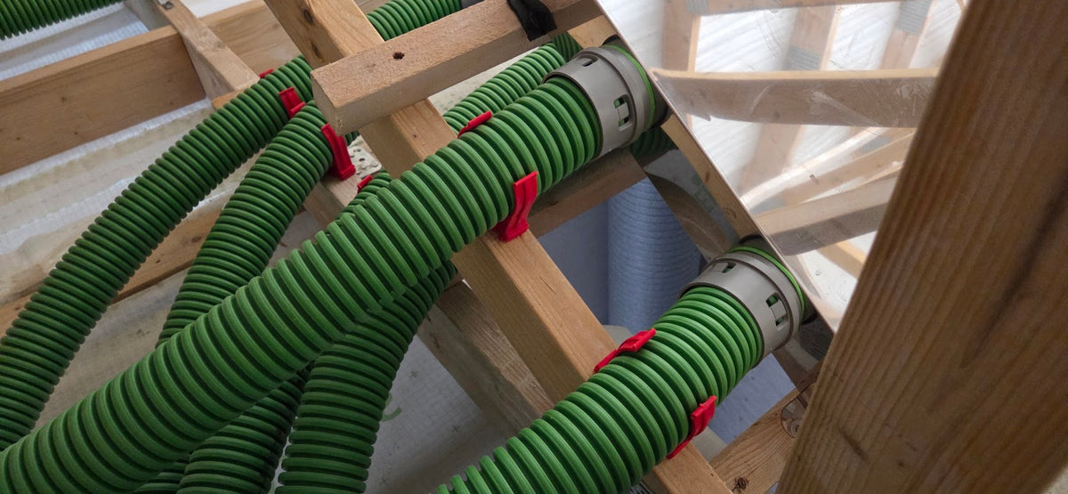 Distribuitoare și cutii plenum SmartVent montate într-un pod