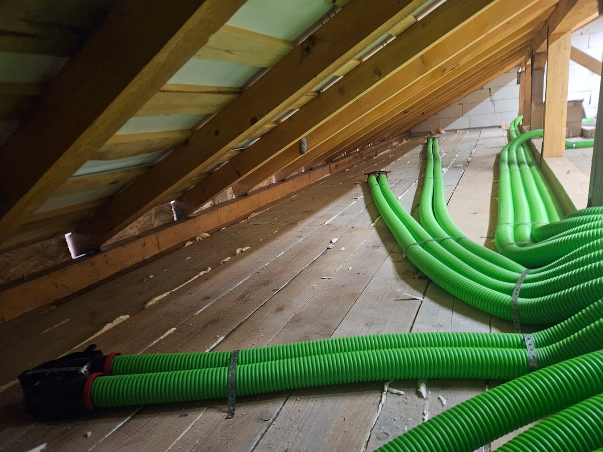 Tubulatură de ventilație cu distribuție radială montată de SmartVent în podul unei case
